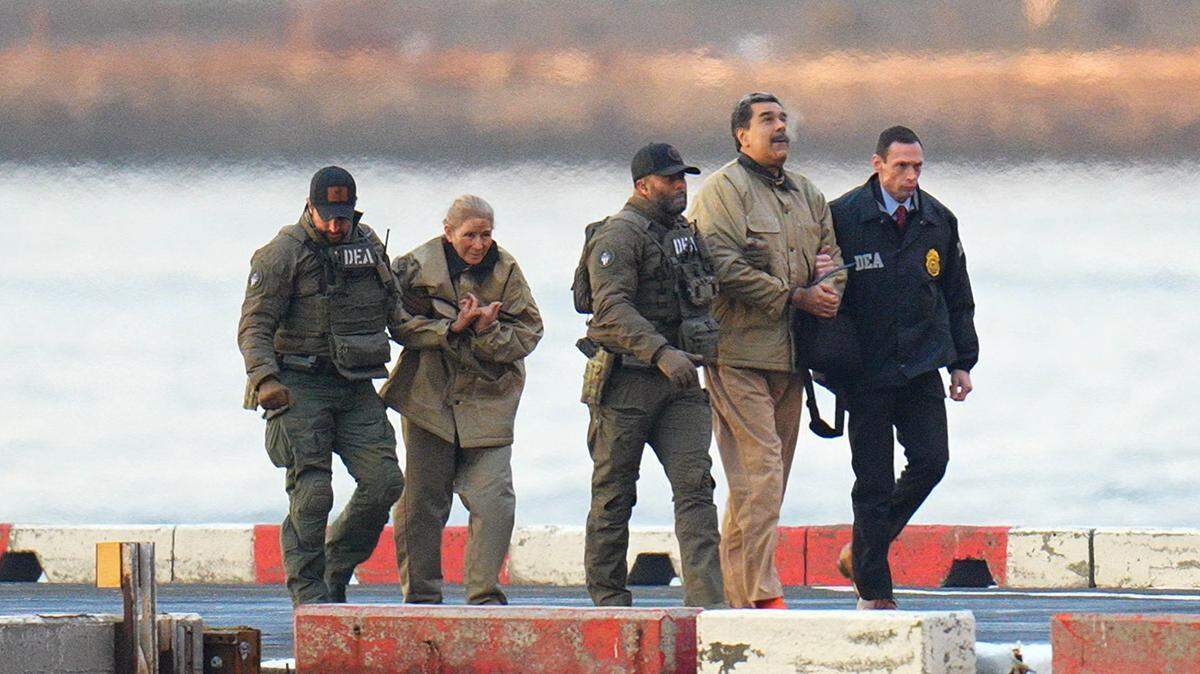 Nicolas Maduro y su esposa, Cilia Flores, aparecen esposados tras aterrizar en un helipuerto de Manhattan, escoltados por agentes federales fuertemente armados el pasado 5 de enero.