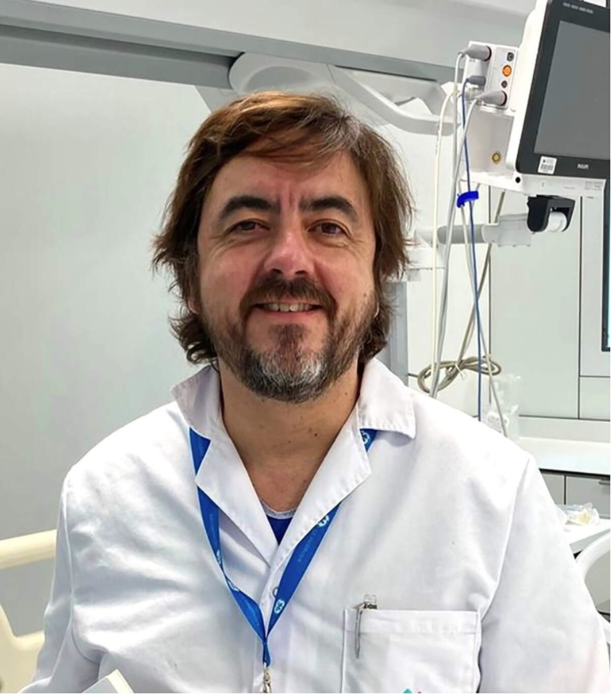 Rafael Hernández Estefanía es doctor en Medicina y especialista en Cirugía Cardiovascular y Torácica. 