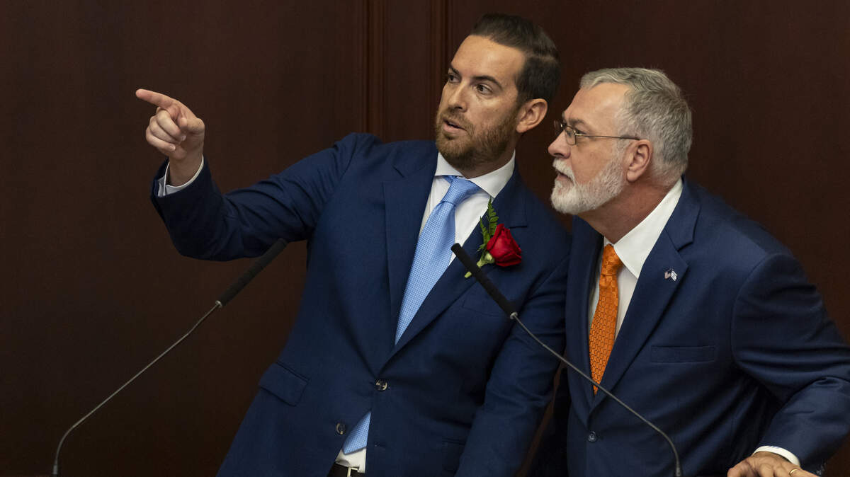 El presidente de la Cámara de Representantes de Florida, Daniel Pérez, republicano por Miami, y el presidente del Senado de Florida, Ben Albritton, republicano por Wauchula, hablan durante el primer día de la sesión legislativa en el Capitolio de Florida el pasado 13 de enero.