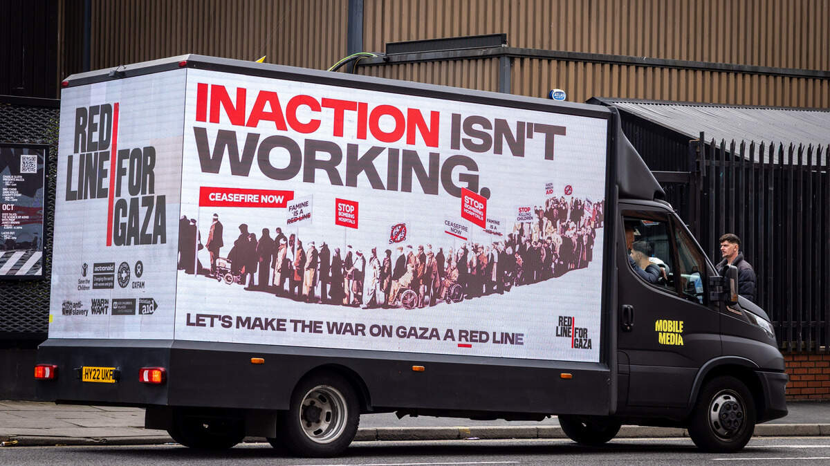 Un camión promueva la campaña “La falta de acción no está funcionando” (Inaction isn’t Working), para detener la guerra en Gaza, el domingo 28 de septiembre de 2025, en Liverpool, Reino Unido.