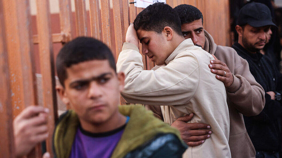 Palestinos desplazados de sus hogares destruidos por ataques militares israelíes se reúnen mientras lloran durante el funeral de varios palestinos muertos en un ataque israelí nocturno, según médicos del Hospital Nasser en Jan Yunis, en el sur de la Franja de Gaza, el domingo 15 de febrero de 2026.