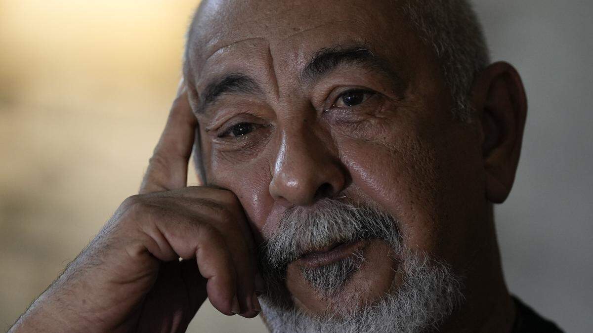 El escritor cubano Leonardo Padura posa durante una entrevista con AFP en Ciudad de Panamá el 22 de mayo de 2024, en el marco del festival literario “Centroamérica Cuenta 2024”.