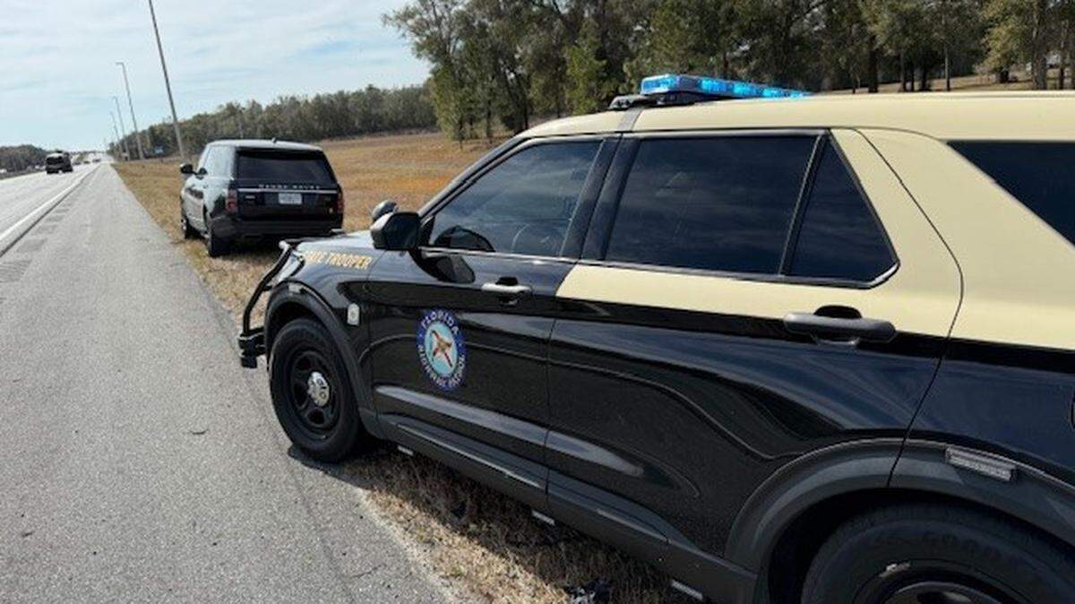 La Patrulla de Carreteras de Florida (FHP) detuvo un Range Rover, cuyo conductor, un cubano de Tampa con una orden de deportación activa desde 2019, llevaba un dispositivo para clonar tarjetas de crédito.