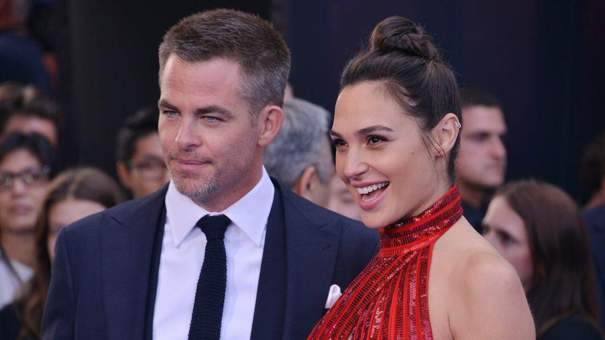 Chris Pine y Gal Gadot están entre las más de 700 personalidades de Hollywood y el mundo del espectáculo estadounidense que firmaron este jueves una carta para condenar los ataques de Hamas a Israel y exigir la liberación de los rehenes retenidos en Gaza.