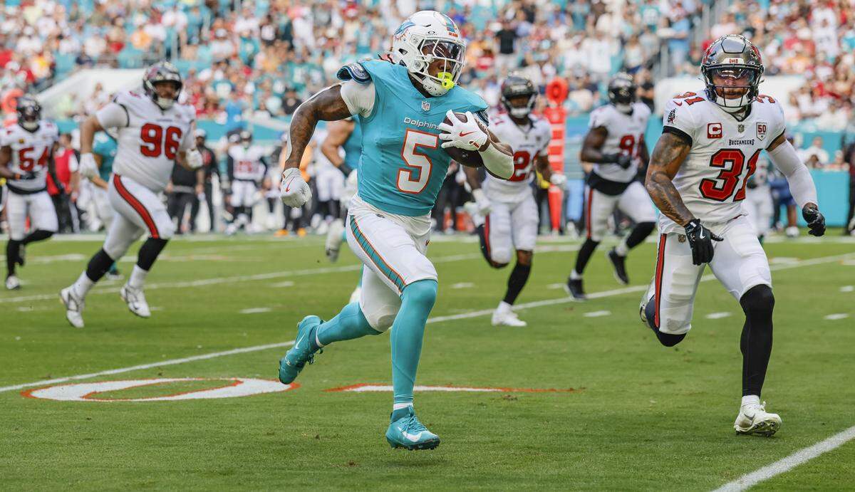 El running back de los Dolphins Jaylen Wright corre con el ovoide ante la marca del safety Antoine Winfield, de los Buccaneers de Tampa Bay, en el partido celebrado el 28 de diciembre de 2025 en el Hard Rock Stadium en Miami Gardens, Florida. 