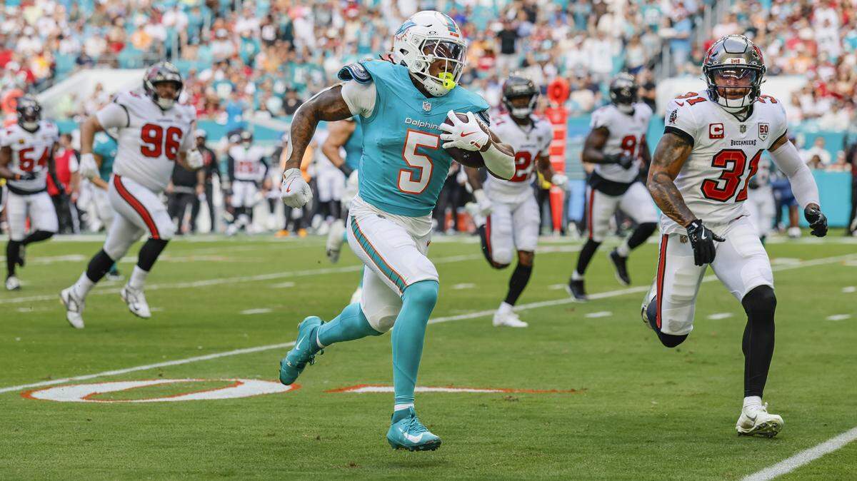 El running back de los Dolphins Jaylen Wright corre con el ovoide ante la marca del safety Antoine Winfield, de los Buccaneers de Tampa Bay, en el partido celebrado el 28 de diciembre de 2025 en el Hard Rock Stadium en Miami Gardens, Florida. 