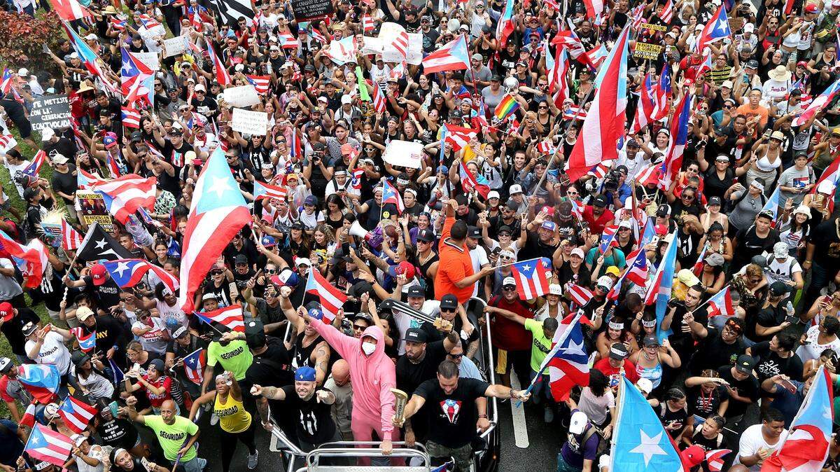 Varios artistas desfilan después de la renuncia del gobernador de Puerto Rico Ricardo Rosselló, el 25 de julio del 2019.