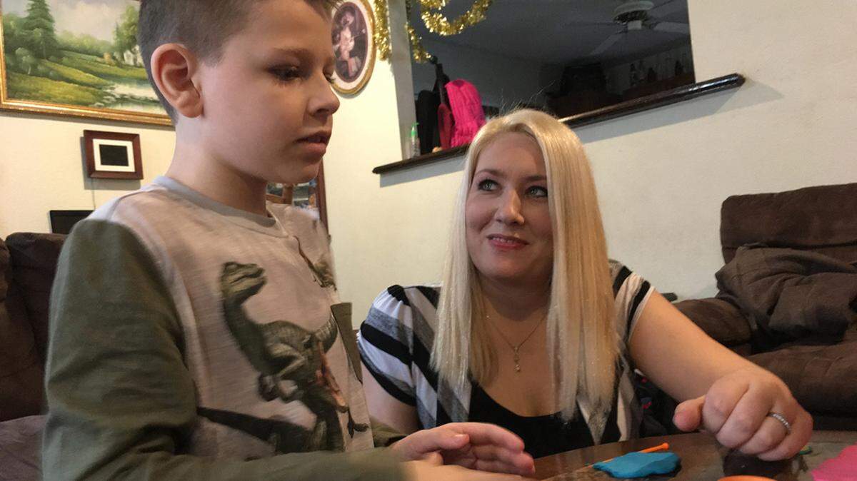 Loretta Boesing, de Park Hills, Missouri, con su hijo Wesley, quien se sometió a un transplante de hígado en 2012. Boesing cree que la potencia de los medicamentos anti rechazo de su hijo se vio afectada por las temperaturas extremas a las que estuvieron expuestos cuando se enviaron por correo.