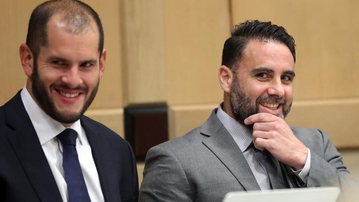 El hispanoestadounidense Pablo Ibar (d) y su abogado defensor, Joe Nascimento (i), sonríen durante una audiencia en 2019 en un tribunal del Condado Broward, en Fort Lauderdale, Florida (EEUU). 
