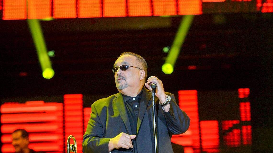 Willie Colón en el escenario durante el Grand Slam Party Latino en el Marlins Park el 5 de diciembre de 2015 en Miami, Florida.