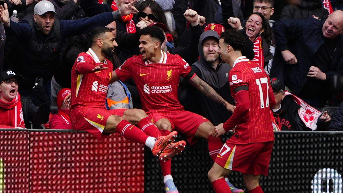 Con un gol del colombiano Luis Díaz (centro), el Liverpool dio un paso más hacia el título ganando este domingo 2-1 al West Ham en la 32ª jornada de Premier League, en la que el Chelsea sufrió para empatar 2-2 contra el Ipswich, en puestos de descenso.