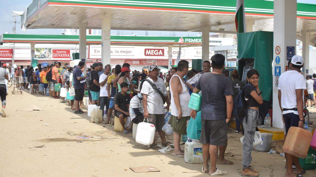 Decenas de personas hacen fila en una estación de gasolina para comprar combustible, tras el devastador impacto del huracán Otis en Acapulco, estado de Guerrero, México, el lunes 30 de octubre de 2023.