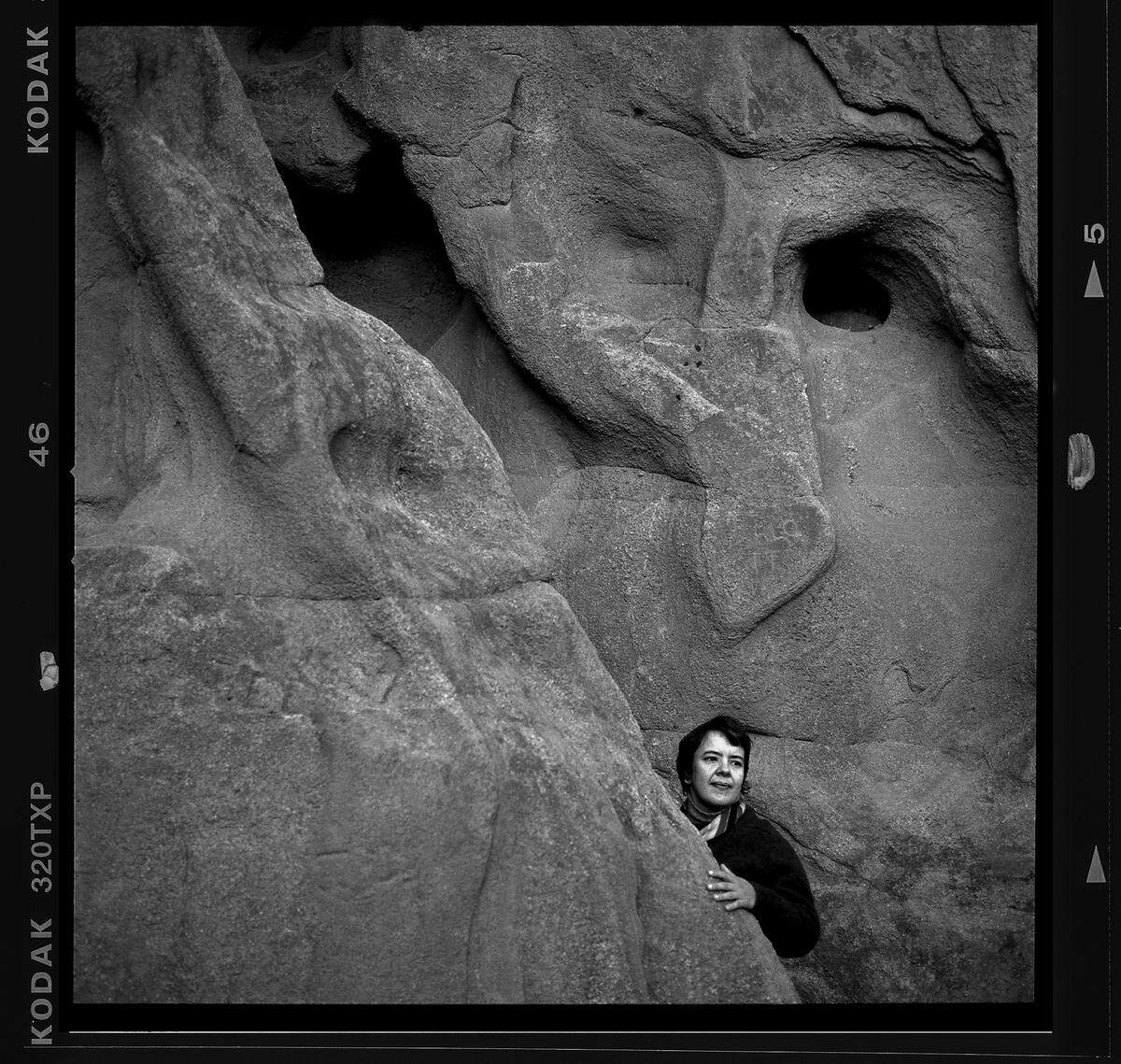 La artista plástica Ana Albertina Delgado, fotografiada en el parque nacional Garden of the Gods en Colorado Springs.