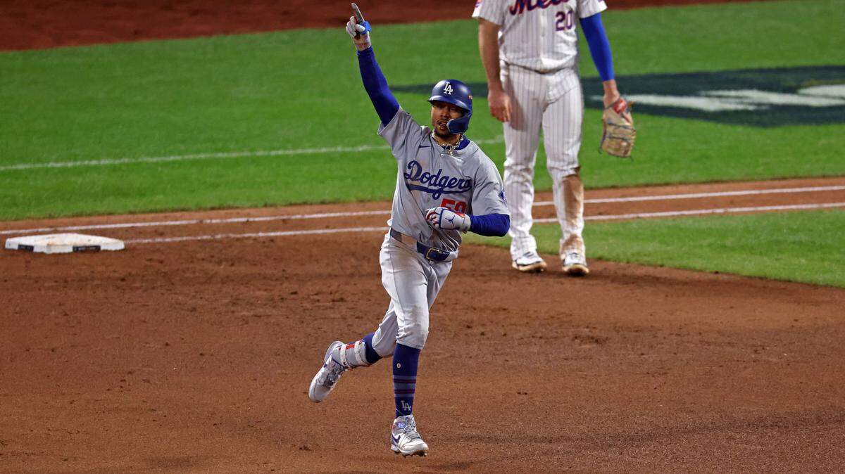 El jardinero de los Dodgers de Los Angeles Mookie Betts reacciona tras pegar un jonrón en el sexto inning ante los Mets, en el cuarto partido de la Serie de Campeonato de la Liga Nacional celebrado el 17 de octubre de 2024 en el estadio Citi Field de Nueva York.