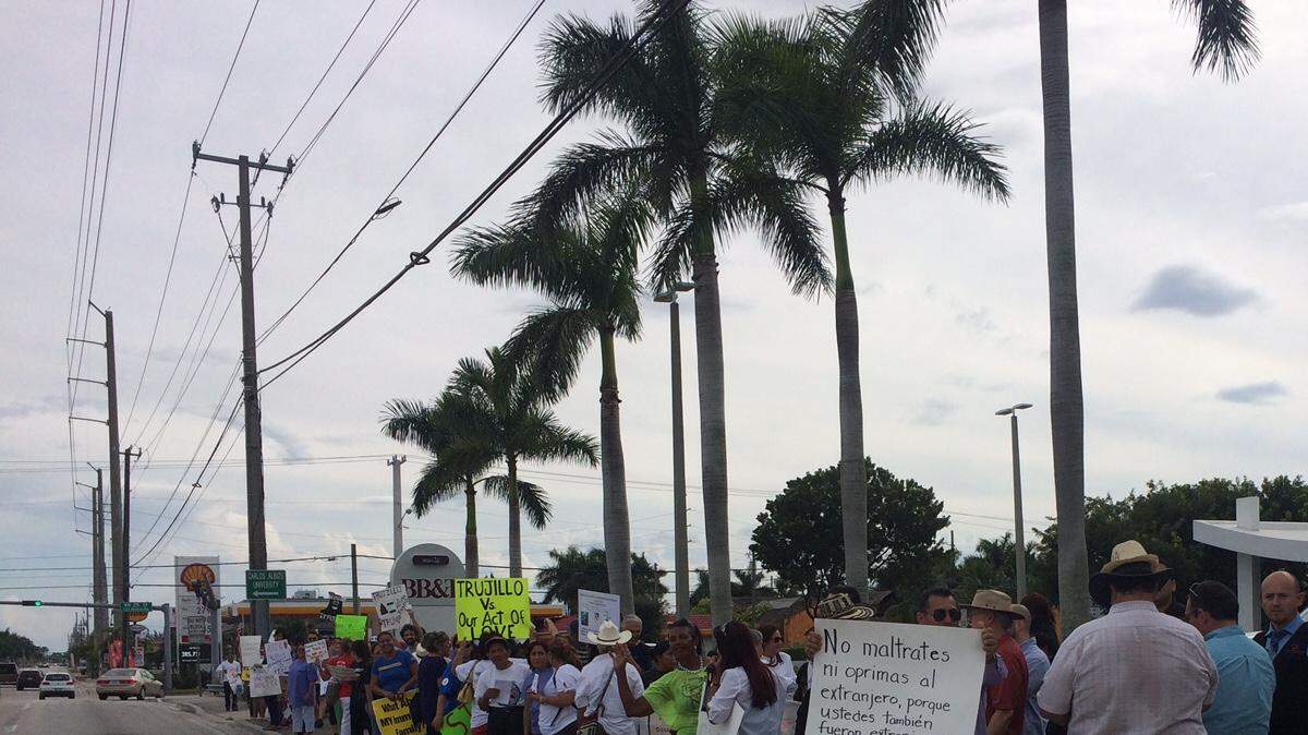 Manifestantes en frente de la oficina del representante Carlos Trujillo protestan por un polémico proyecto de ley.