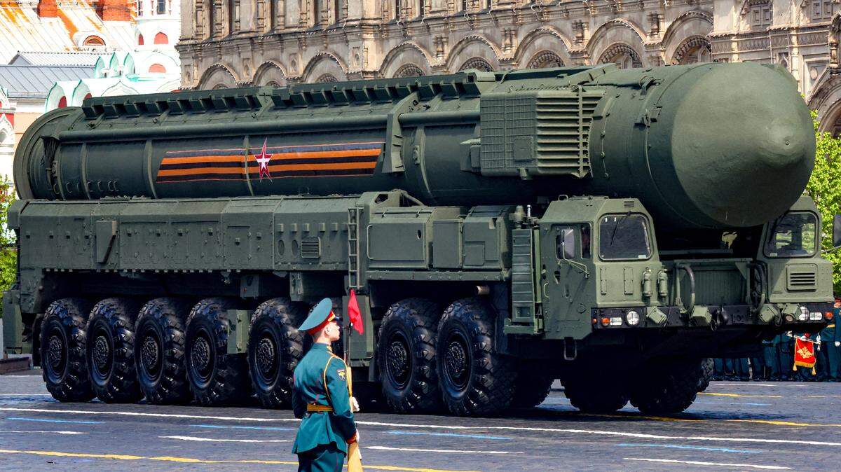 Un lanzador de misiles intercontinentales RS-24 Yars participa en un ensayo para el desfile del Día de la Victoria, en Moscú, el 5 de mayo de 2024.