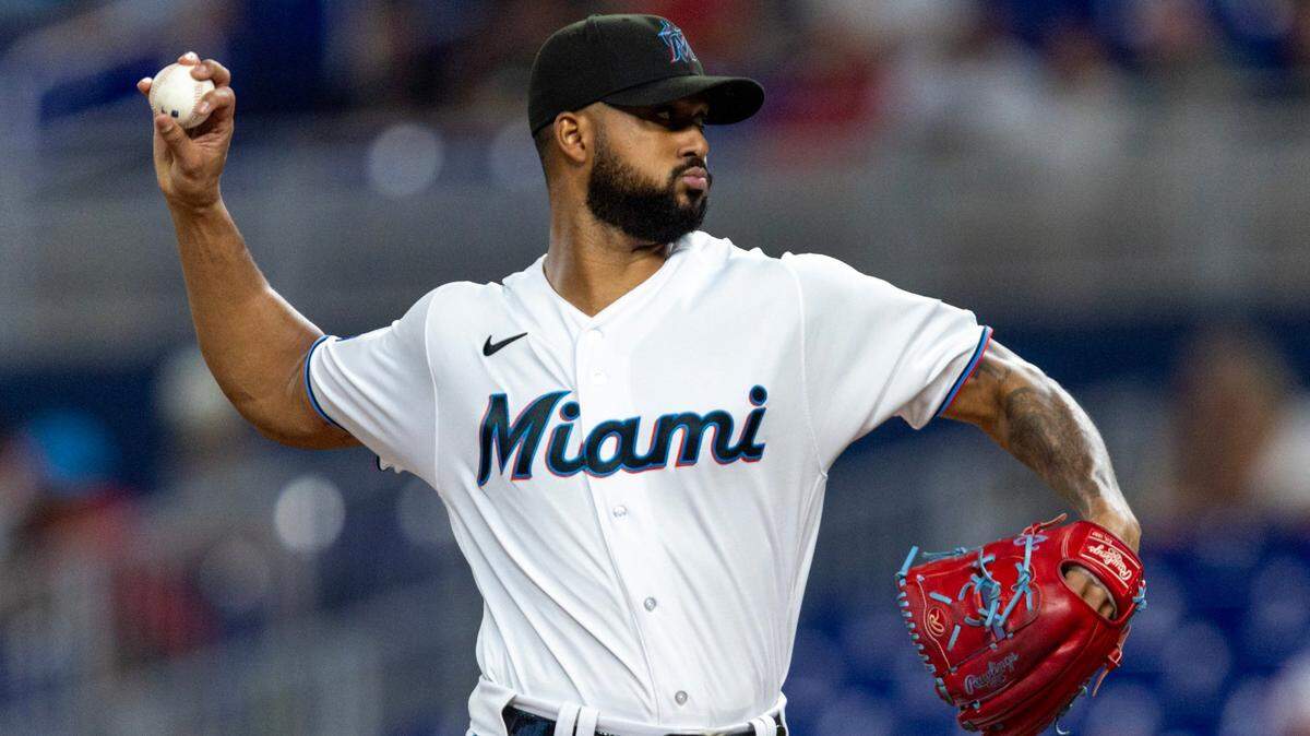 El abridor de los Marlins Sandy Alcántara lanza en el primer inning del partido ante los Filis de Filadelfia, celebrado el 1ro de agosto de 2023 en Miami.