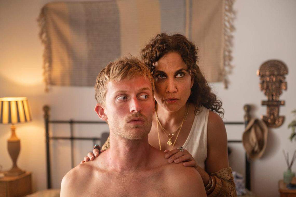 La proyección de la comedia romántica “A una isla de ti” (España, 2025) —en la foto Freddy Dennis y Aida Ballmann— forma parte de la Noche Latinoamericana el 25 de abril en Miami.