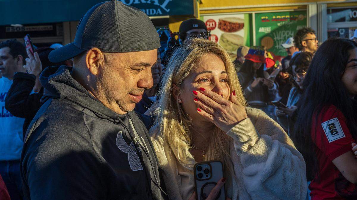 Esther Zalchendler y Giovanni Gamboa reaccionaron al unirse a un grupo de exiliados venezolanos que viven en el sur de Florida y que celebraban frente a El Arepazo en Doral, Florida, después de que Estados Unidos atacara Venezuela y capturara al líder venezolano Nicolás Maduro, el 3 de enero de 2026.