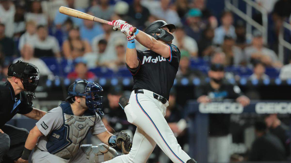 1 de agosto de 2025; Miami, Florida, EE. UU.; El jardinero izquierdo de los Marlins de Miami, Kyle Stowers (28), conecta un grand slam contra los Yankees de Nueva York en la séptima entrada en el LoanDepot Park. Crédito obligatorio: Sam Navarro-Imagn Images