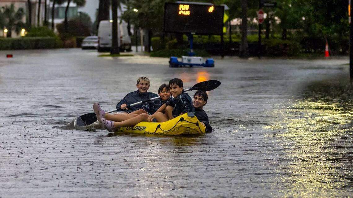 Miami bajo agua por inundaciones: ¿Están abiertas o cerradas las oficinas de USCIS?