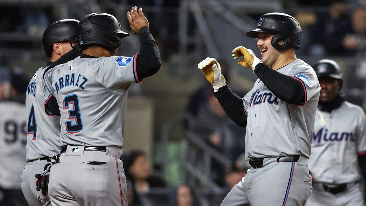 El tercera base de los Marlins de Miami Jake Burger (der.) celebra tras pegar un jonrón de tres carreras en el tercer inning del partido ante los Yankees, celebrado el 10 de abril de 2024 en Nueva York.