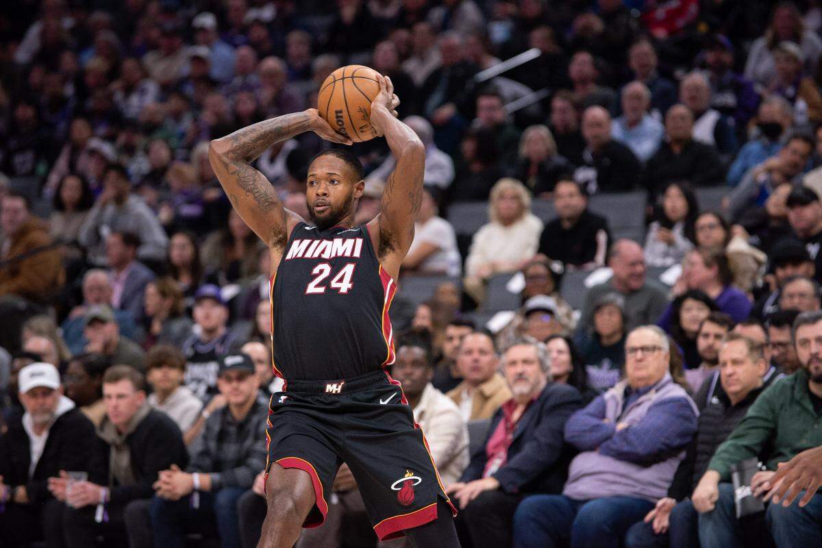 El jugador del Heat de Miami Haywood Highsmith trata de pasar la pelota en el partido ante los Kings, celebrado el 6 de enero de 2025 en el Golden 1 Center en Sacramento.