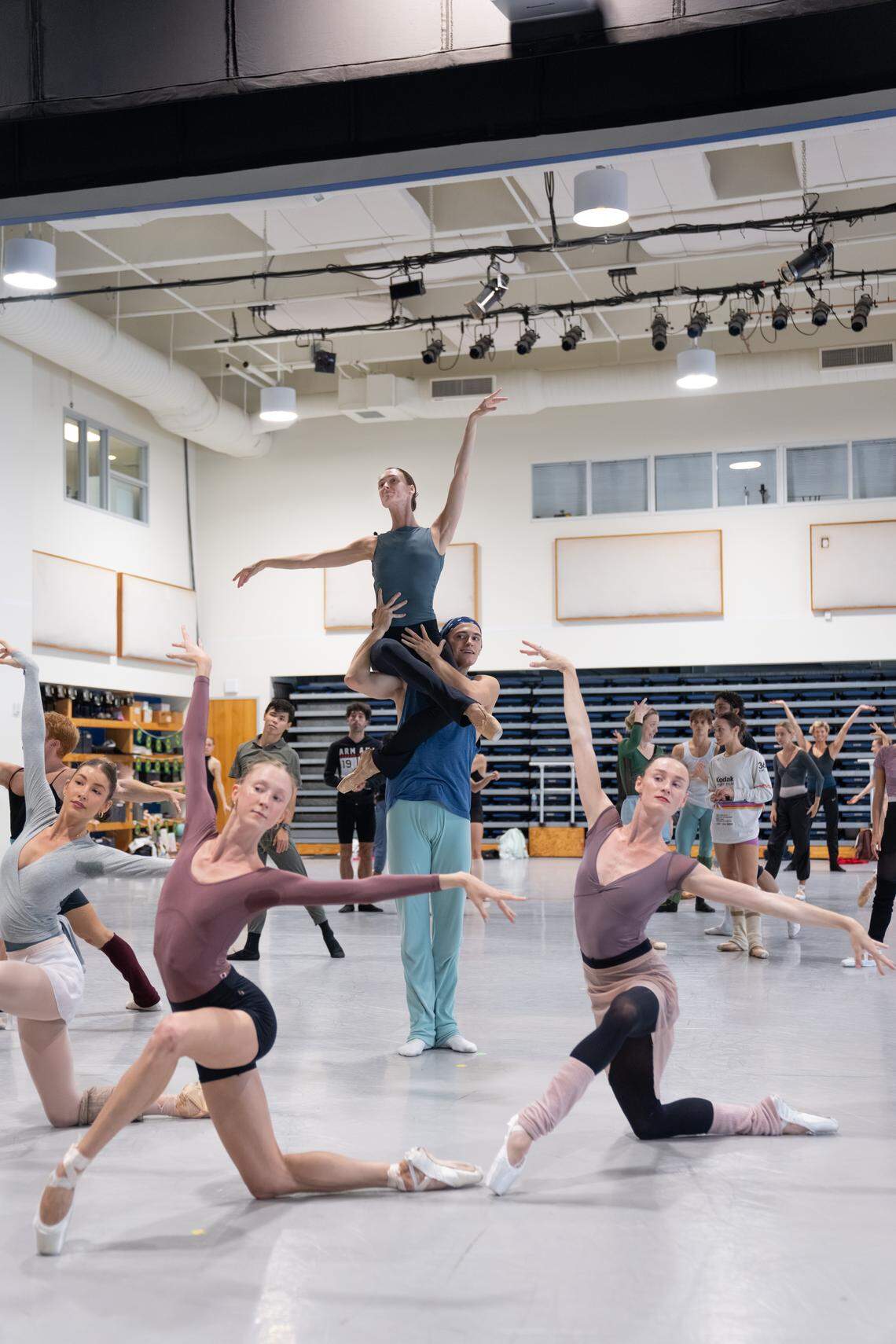 Los bailarines de Miami City Ballet en “El Grandioso y Deslumbrante Gershwin”, coreografía de Durante Verzola.
