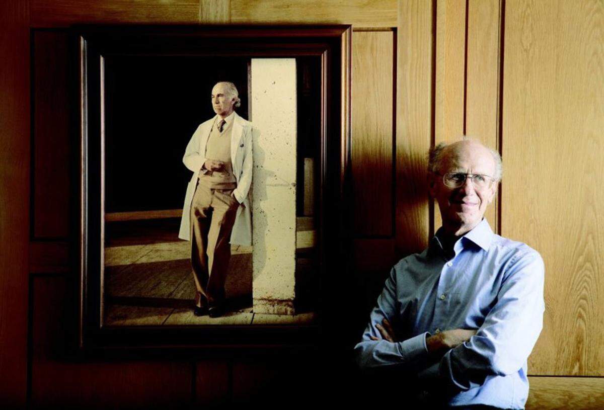 El Dr. Peter Salk, uno de los hijos del Dr. Jonas Salk, frente a una foto de su padre en el Salk Institute for Biological Studies en La Jolla, California.