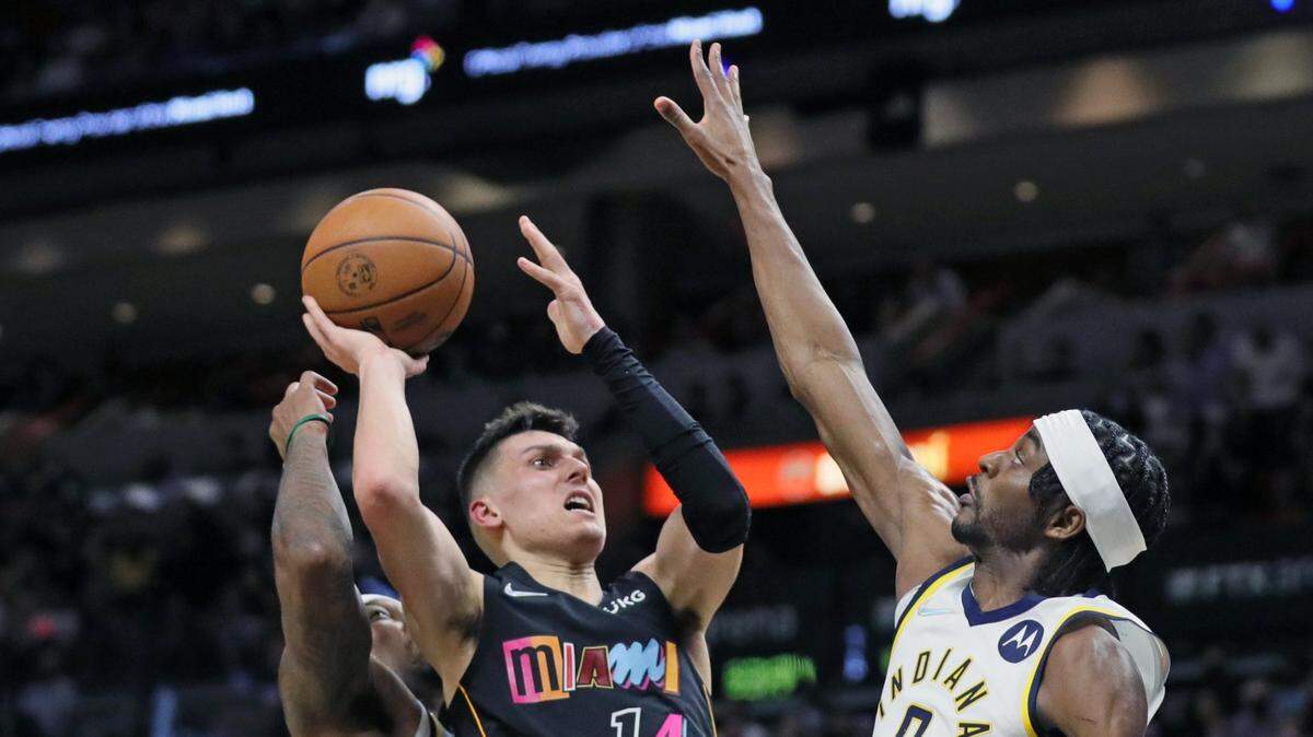 El escolta del Heat Tyler Herro tira al aro ante la marca de Justin Holiday, de los Pacers de Indiana, en el partido celebrado el 21 de diciembre de 2021 en el FTX Arena en Miami.