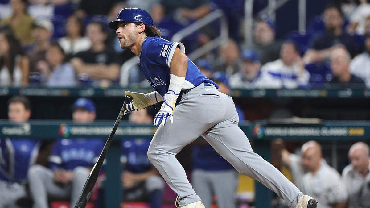 El pelotero de Israel Noah Mendlinger batea un hit en el octavo inning ante Países Bajos, en el partido del Grupo D del Clásico Mundial de Béisbol celebrado el 10 de marzo de 2026 en Miami.
