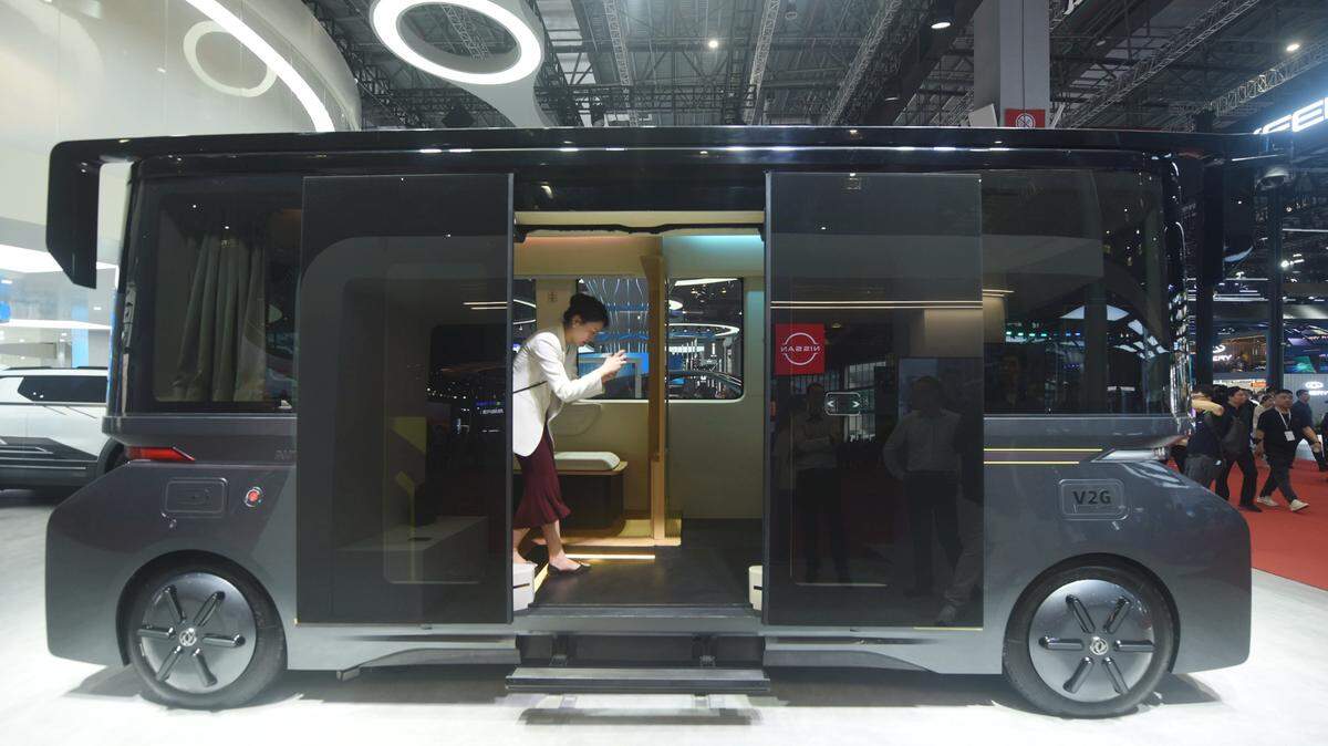 Foto de archivo. Visitantes experimentan en un minibús autónomo que utiliza celdas de combustible de hidrógeno en el Salón del Automóvil de Shanghai, China, el 18 de abril de 2023.