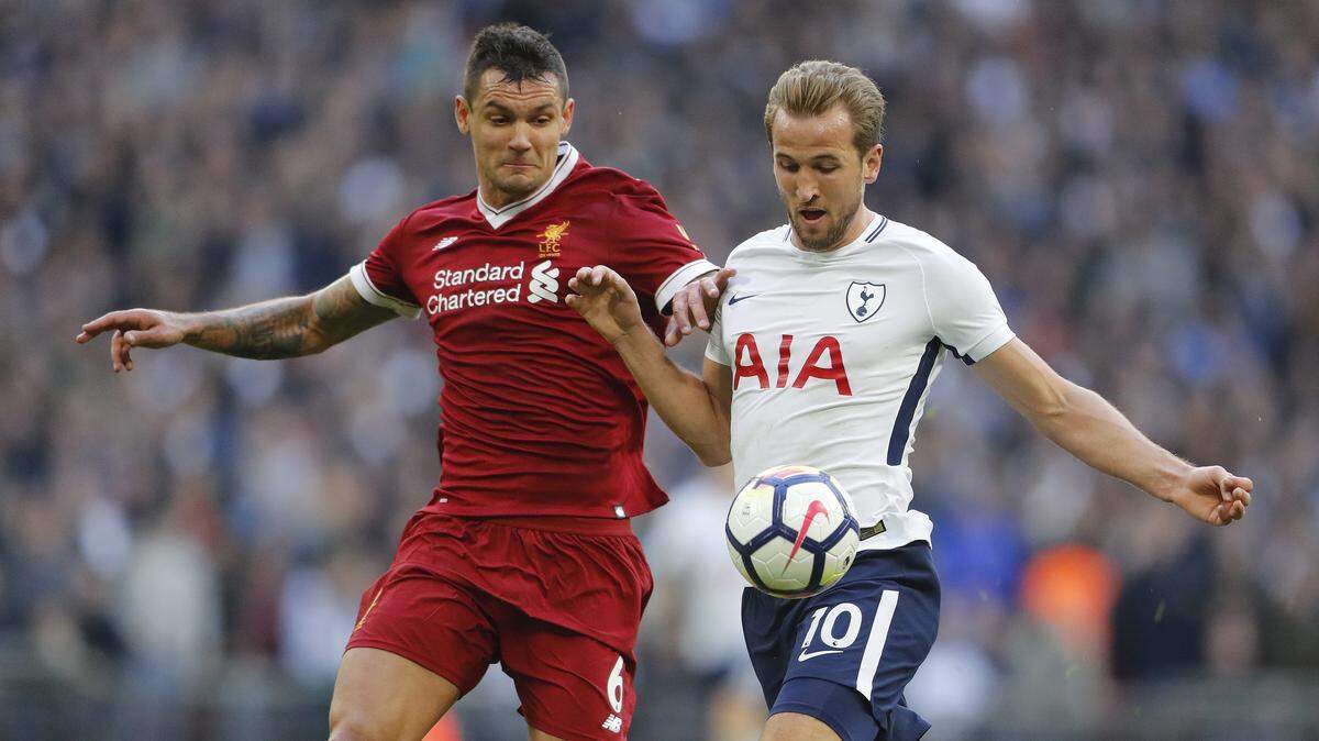 El defensa croata del Liverpool, Dejan Lovren (izq.), muy criticado por sus recientes errores, afirmó sentir “asco” este martes después de las amenazas de muerte dirigidas a su familia en las redes sociales.