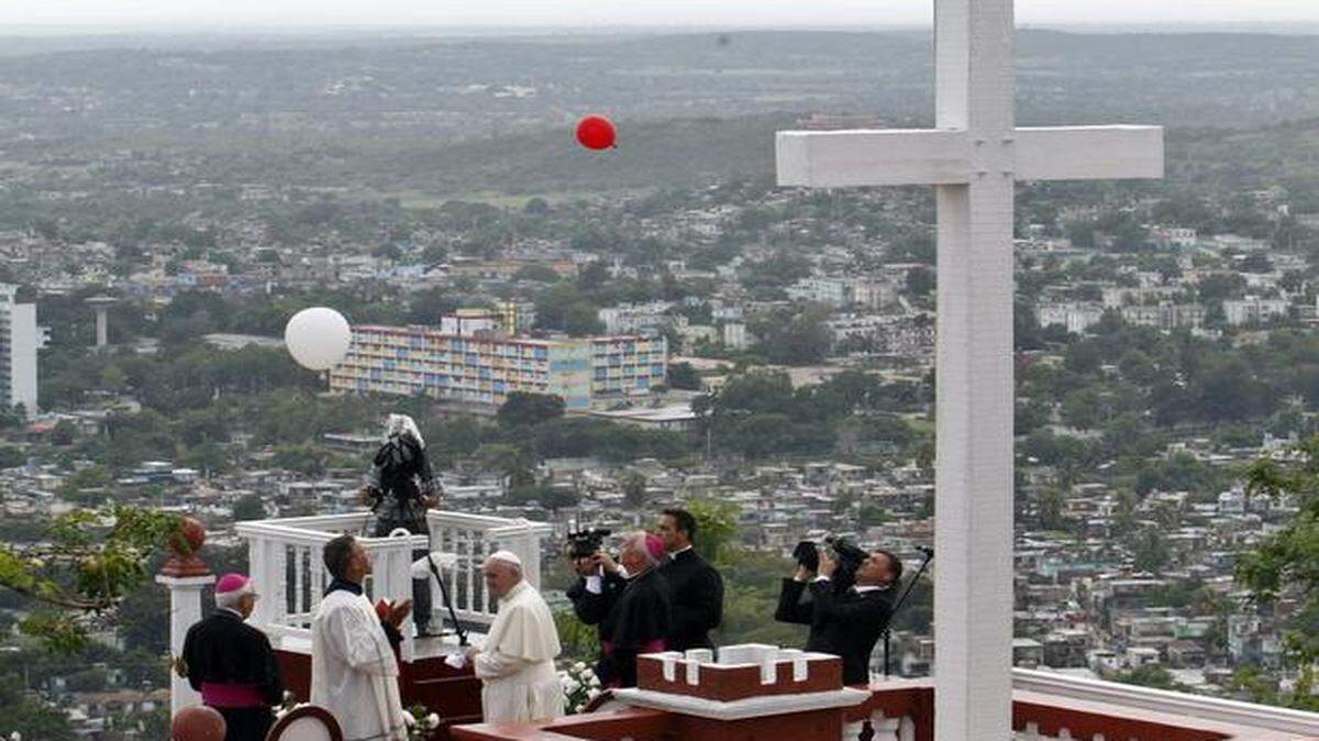 El papa Francisco bendijo este lunes 21 de septiembre de 2015, la ciudad de Holguín (Cuba) desde su punto más alto, la Loma de la Cruz, a donde llegó después de oficiar una misa multitudinaria en esta capital, que recibe a un papa por primera vez en su historia.