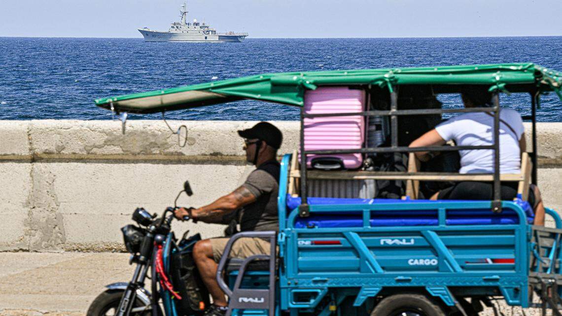 El buque de la Armada de México ARM Huasteco (AMP01) es visto en las costas de La Habana el 1 de marzo de 2026.