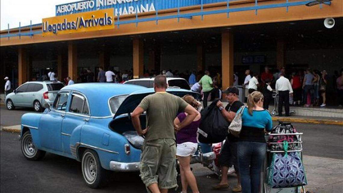 Fotografía de archivo de un grupo de cubanoamericanos en el aeropuerto José Martí de La Habana (Cuba).