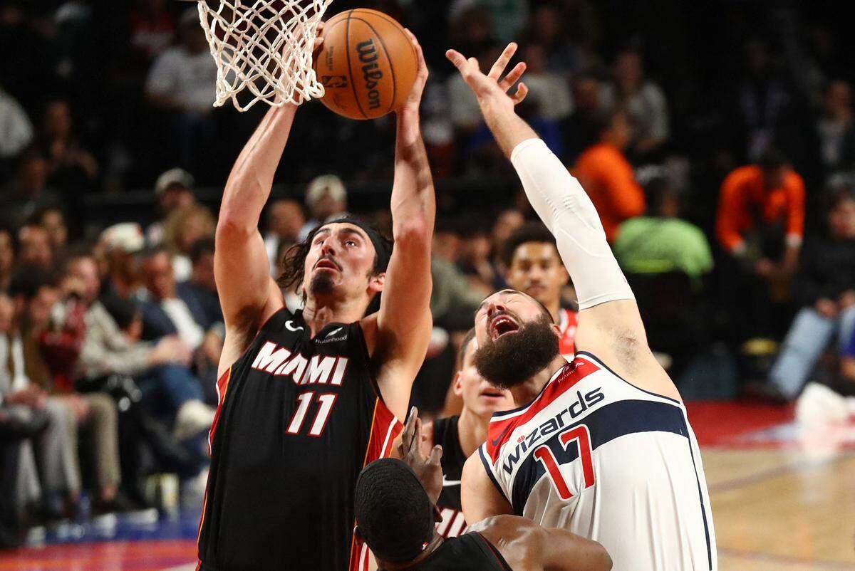 Jaime Jáquez Jr. culminó el juego con 8 puntos, 10 rebotes y una asistencia en 25 minutos viniendo desde el banquillo del Heat de Miami, en el partido ante los Wizards de Washington, el sábado en México.