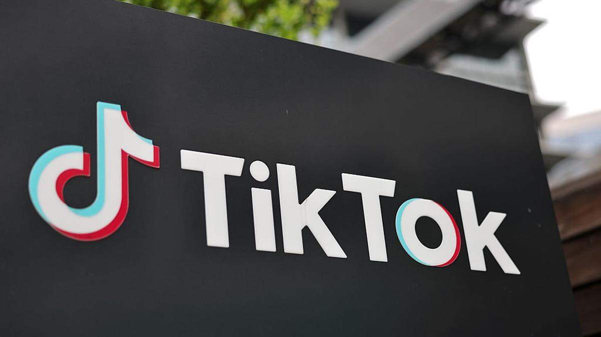 El logotipo de TikTok se muestra en una oficina de TikTok en Culver City, California.