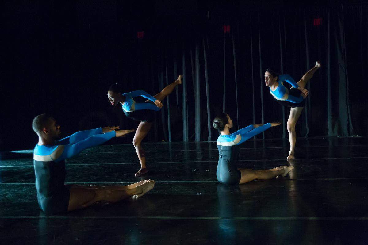 Los bailarines de Dance NOW! Miami (DNM) [de izquierda a derecha] Anthony Velazquez, Benicka J. Grant, Allyn Ginns Ayers y Luke Stockton en “Drawing Circles”. 