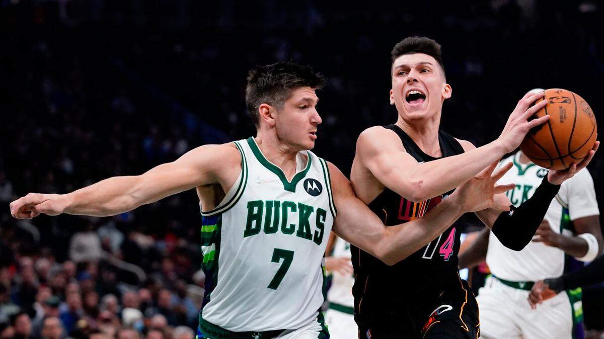 El jugador del Heat Tyler Herro (der. ) entra al aro ante la marca de Grayson Allen, de los Bucks de Milwaukee, en el partido celebrado el 2 de marzo de 2022 en Milwaukee.