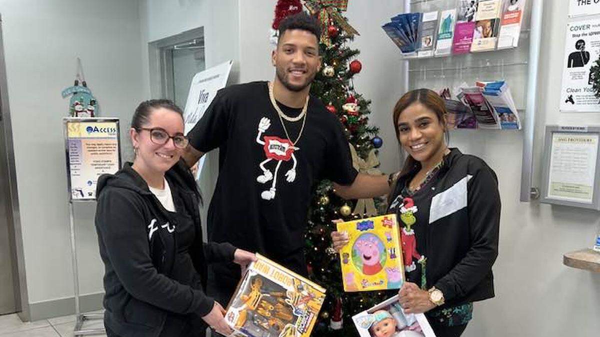 David Morell Jr. dedicó la tarde del viernes a repartir juguetes a niños que viven en la comunidad cercana al Centro Medico Brownsville que se ocupa de proveer servicios a familias de bajos recursos.