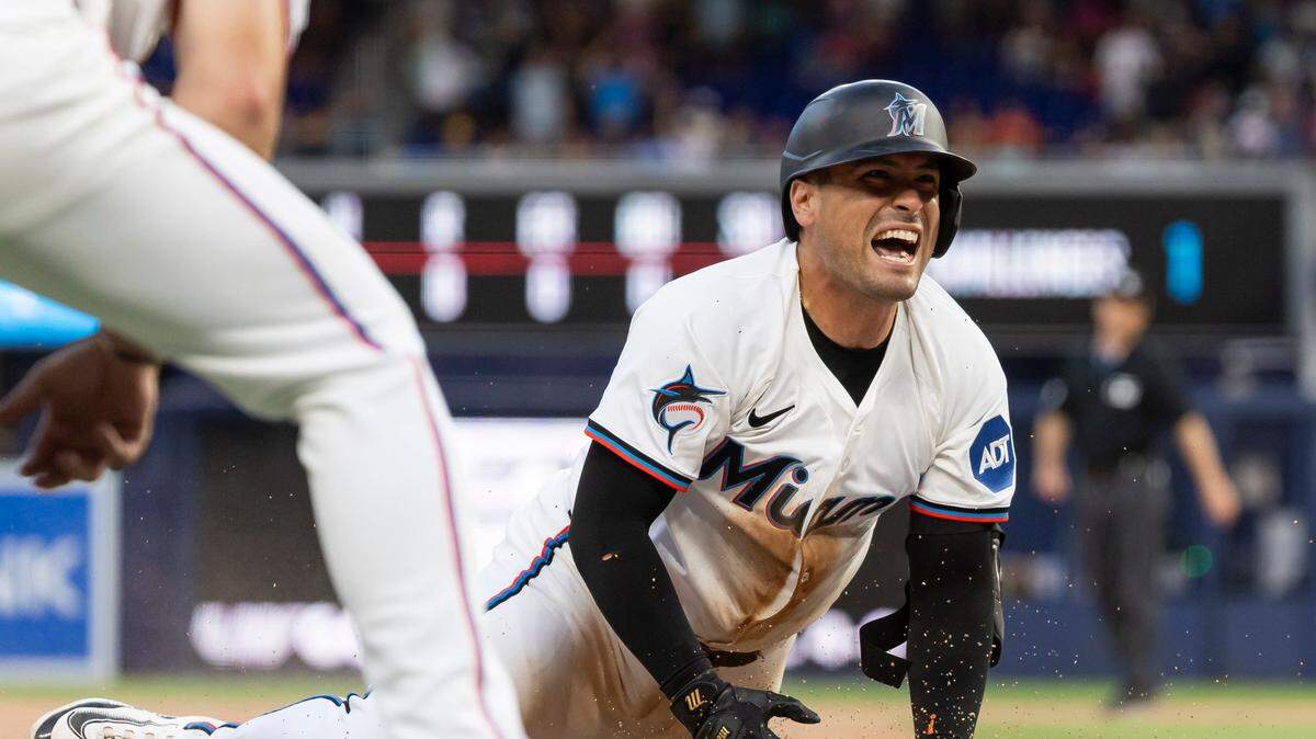 El receptor de los Marlins Nick Fortes reacciona tras llegar quieto a tercera base tras pegar un triple en el noveno inning del partido ante los Piratas de Pittsburgh, celebrado el 27 de marzo de 2025 en Miami.