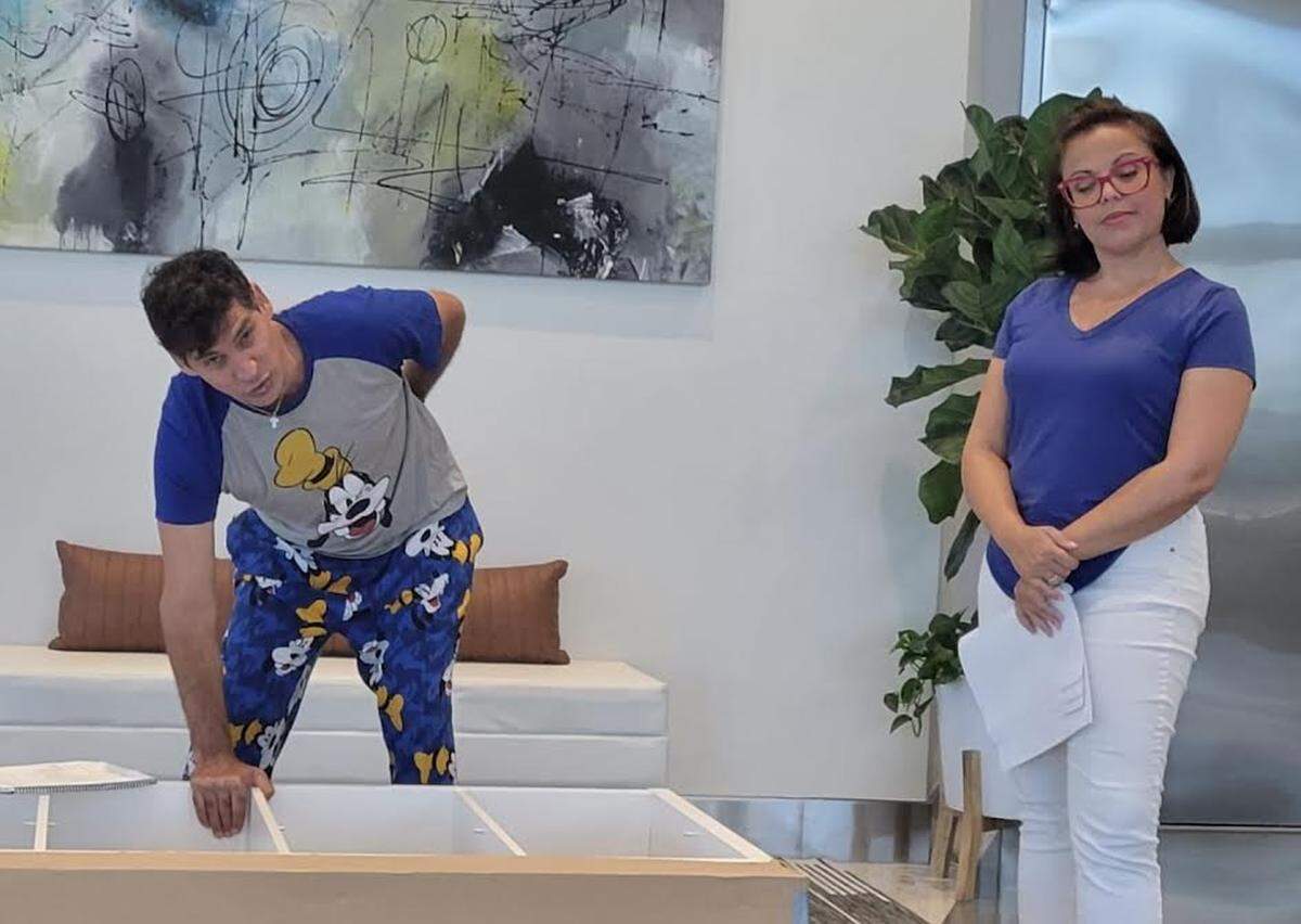 Adrián Mas y Tania Guzmán en una escena de ‘El mueble’.