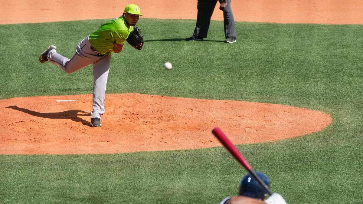 El abridor de Cuba César García lanza ante el tercera base de Curazao Darren Seferina, en el partido de la Serie del Caribe celebrado el 2 de febrero de 2023 en La Guaira, Venezuela.