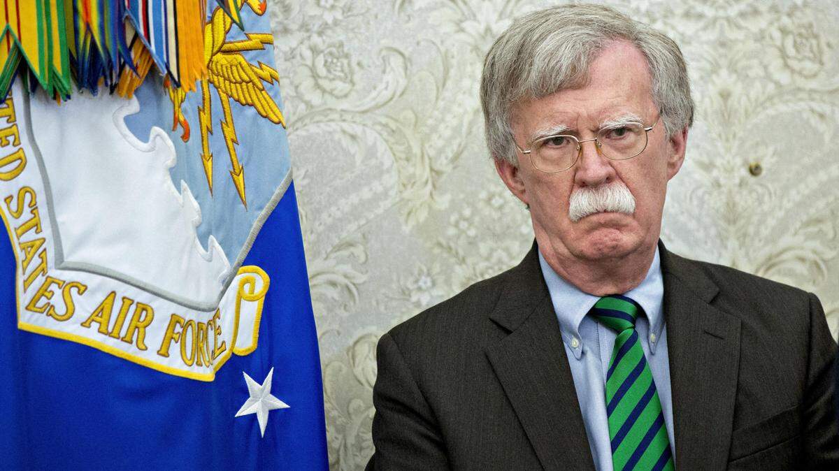 Foto de archivo del 17 de mayo de 2018 de John Bolton, asesor de seguridad nacional, escuchando durante una reunión con el presidente estadounidense Donald Trump y Jens Stoltenberg, secretario general de la Organización del Tratado del Atlántico Norte (OTAN), que no aparece en la imagen, en la Oficina Oval de la Casa Blanca en Washington, DC.
