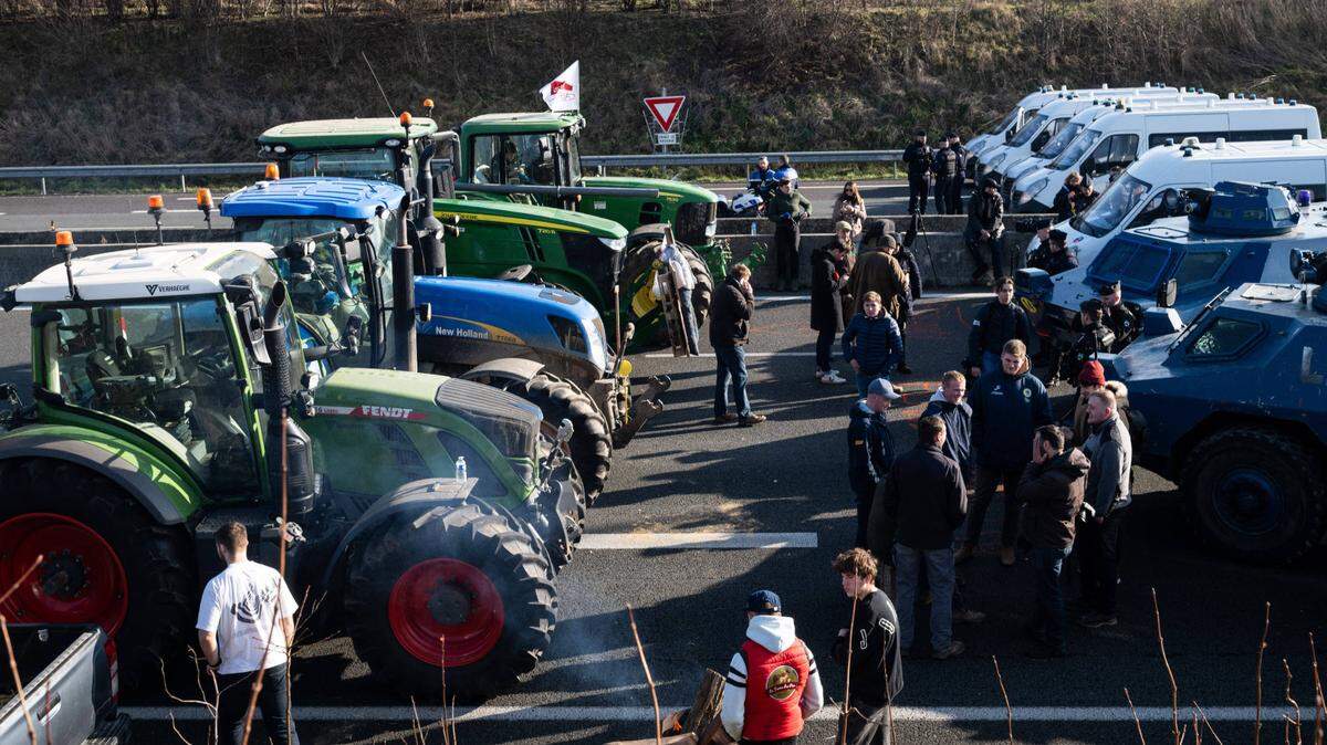Agricultores con tractores y agentes policiales se enfrentan en la autopista A1 cerca de la población de Chennevieres-les-Louvres, en las afueras de París, el miércoles 31 de enero de 2024.