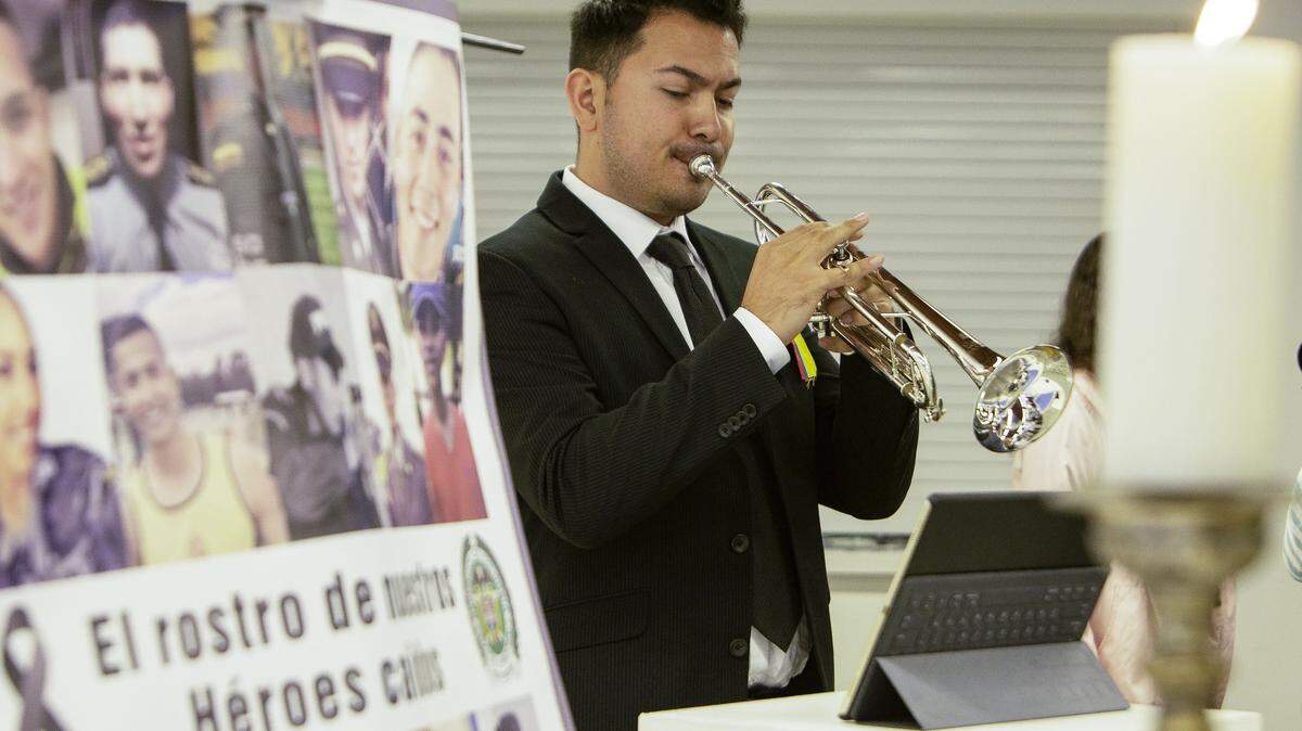 El músico Federico Montes interpreta el himno nacional de Colombia el 26 de enero de 2019 en el Consulado colombiano en Miami durante un tributo a las víctimas del ataque terrorista en la Escuela de Policía General de Santander en Bogotá.