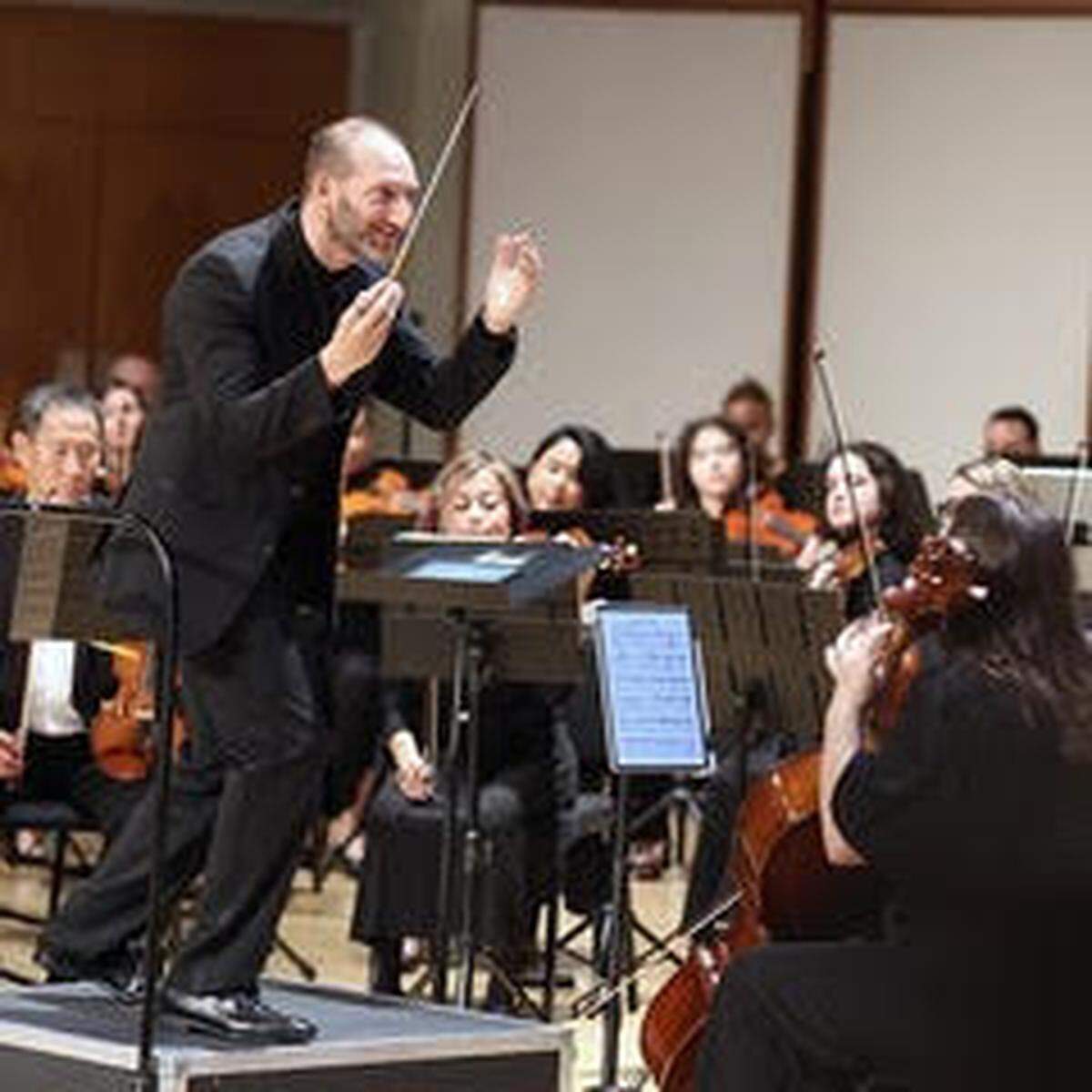 La Orquesta Alhambra, bajo la dirección artística de Daniel Andai, ofrecerán un concierto con pequeños ensambles titulado ”From Folk to Classical”.