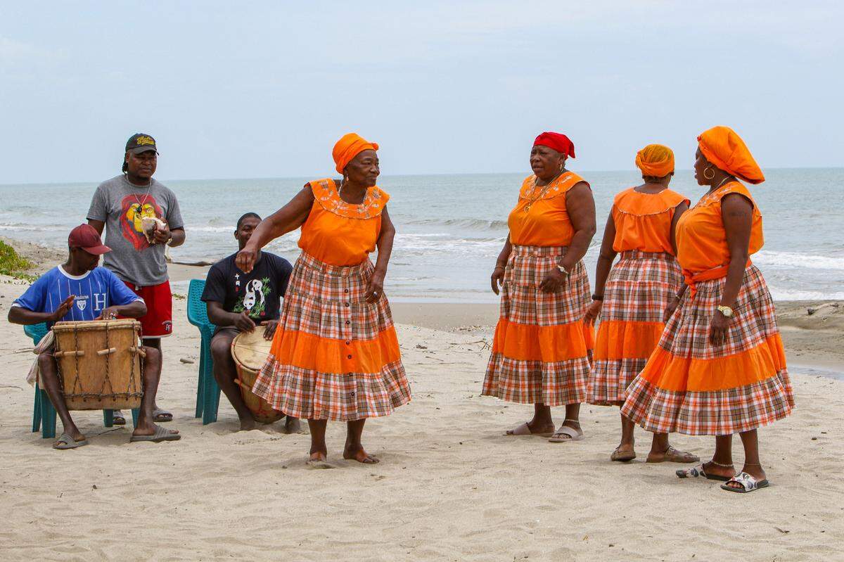 La identidad cultural de los garifuna es conocida por sus enérgicos bailes de ritmos marcados.