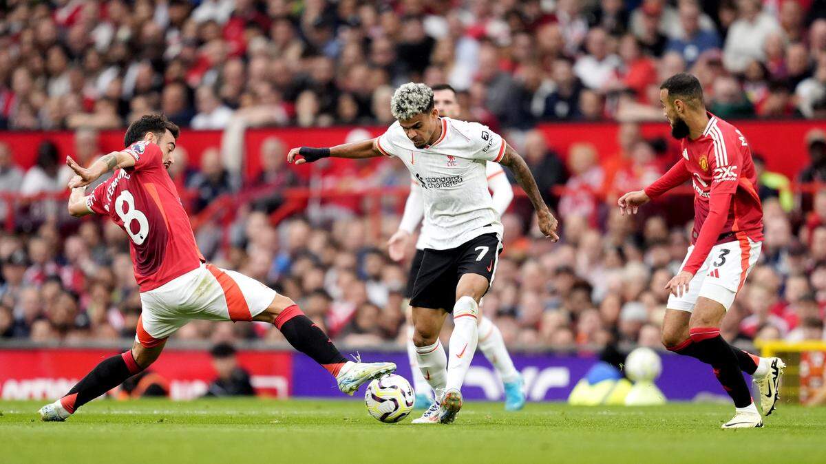 Liverpool infligió un serio correctivo al Manchester United (3-0) este domingo en Old Trafford, el feudo del rival histórico, con dos goles del colombiano Luis Díaz.